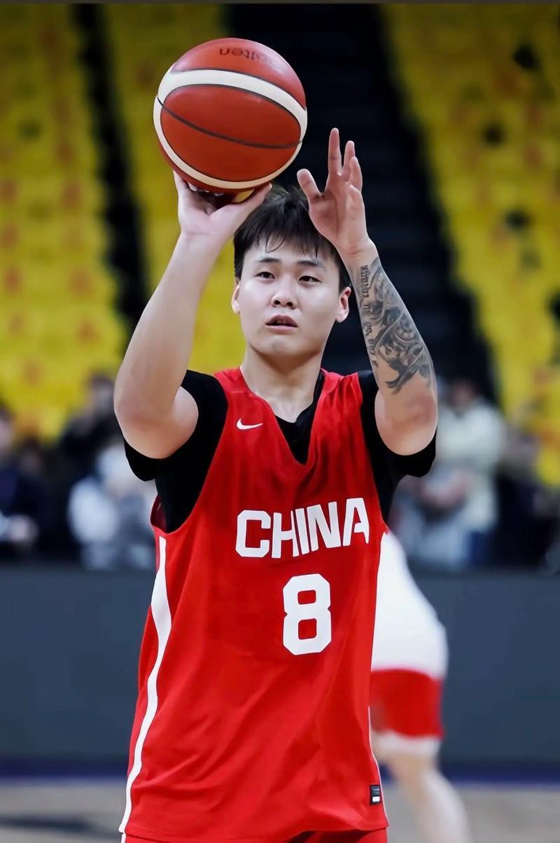 谁是中国男篮现役中的第一后卫？
 
长期以来，中国男篮第一后卫的归属争议不断。被