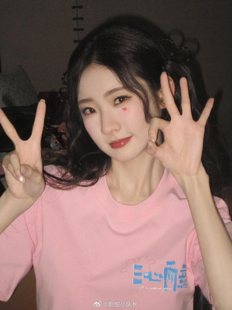 张艺凡人前人后两副面孔张艺凡人前女明星人后不认识 还记得自己是女明星吗张艺凡！镜