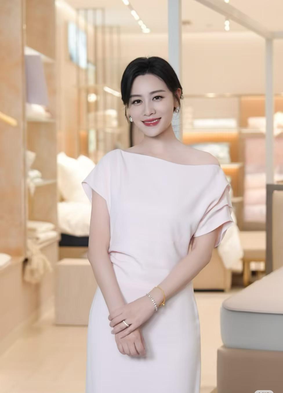 难怪当年田亮父母看不起叶一茜，
不是因为她花钱大手大脚，

而是她实在太“蠢”了