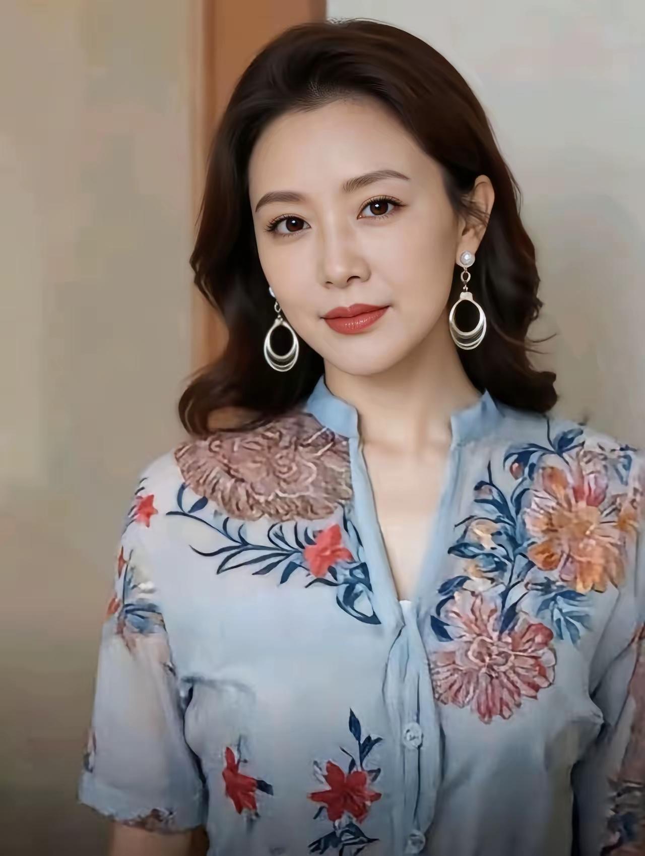 为什么男性越来越喜欢成熟的女性?
成熟女性懂分寸感，不像年轻女孩爱闹情绪，一言不