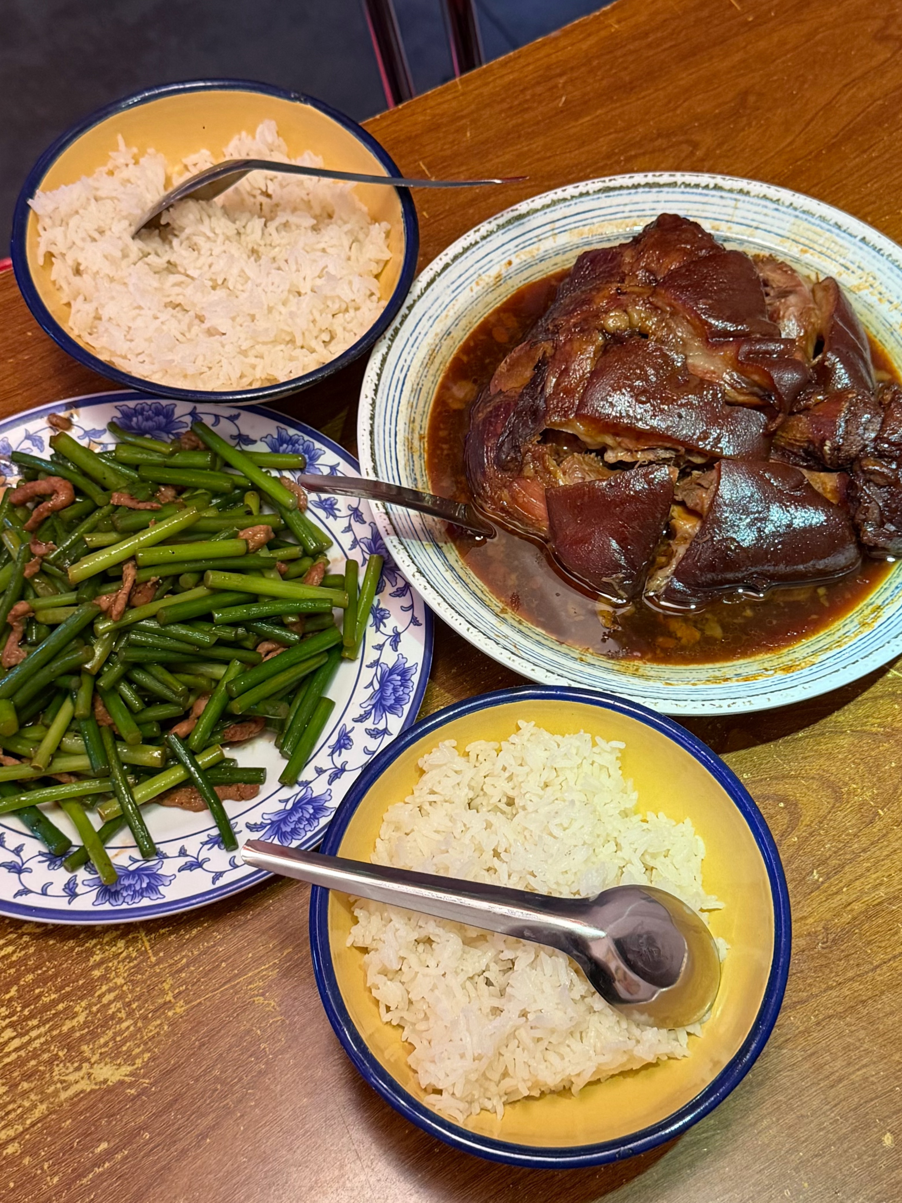 阿风的干饭日记 胡同里找的一家肘子店 香迷糊了 