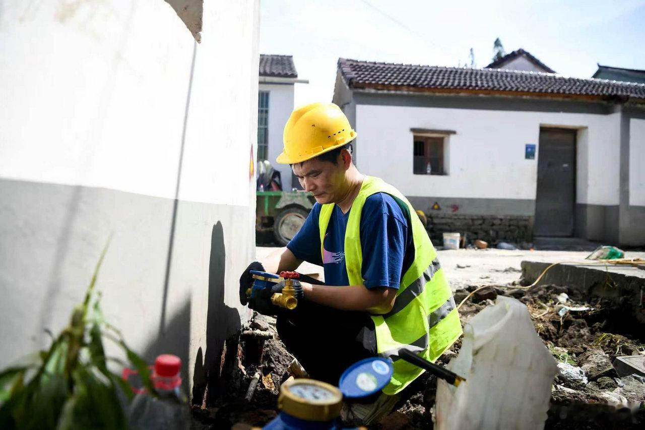 宁波余姚水表工高温坚守守护村民供水 三伏天宁波持续高温，余姚陆埠镇官路沿村水表改