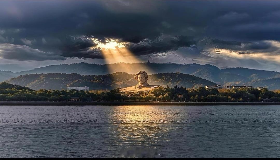 在评论区看到的这张图。比较震撼！从云隙倾泻而下的光，恰好打在青年教员雕像上，像舞