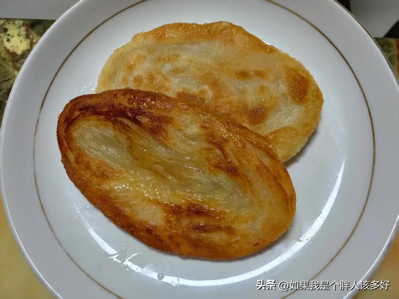 做面食真的会上瘾，特别是烙半烫面的饼，是真的香，而且但凡半烫面的，放凉了也一点不
