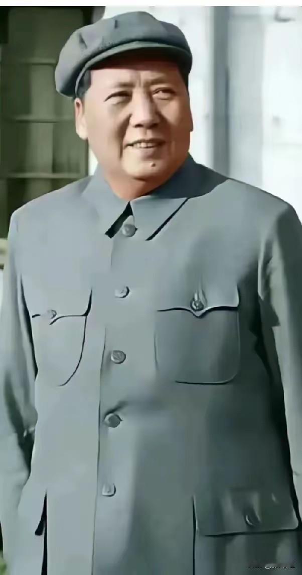 岁月流转，时代变迁，毛主席的伟大功绩与崇高风范，永远铭刻在中国人民心中，永不褪色