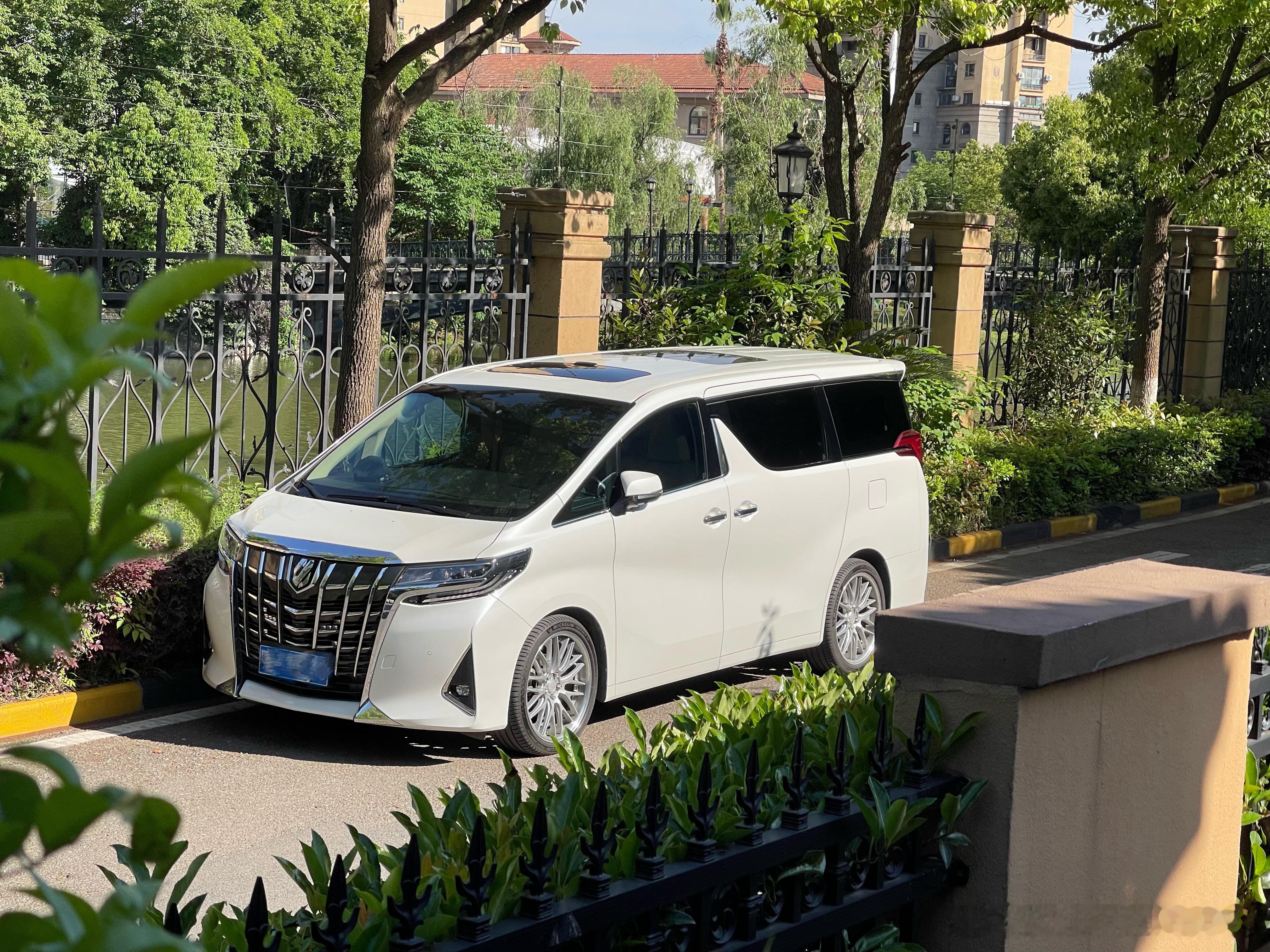 几年前我和贝贝说 以后会买个阿尔法 现在国产新能源好的MPV太多 阿尔法好像也没