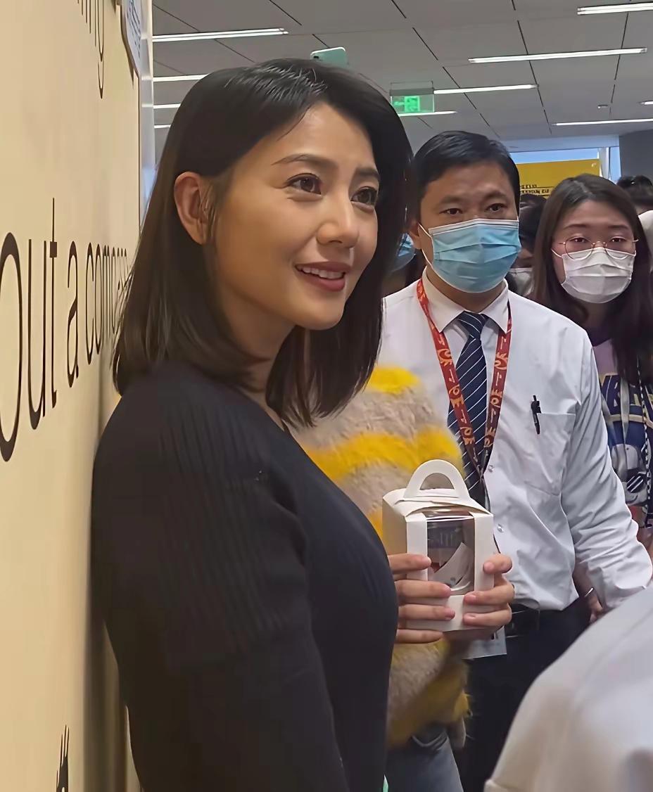 高圆圆就算素颜依旧动人，实打实的天然大美女。五官大气又精巧，面容舒展耐看，几乎找