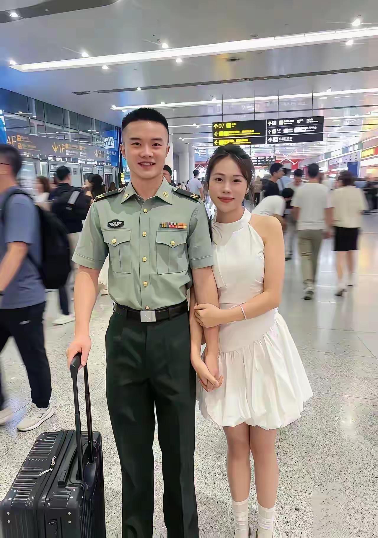 这位兵哥哥可真精神呀，看着真棒，是个好小伙，相比之下，这姑娘是逊色了一些。但爱情