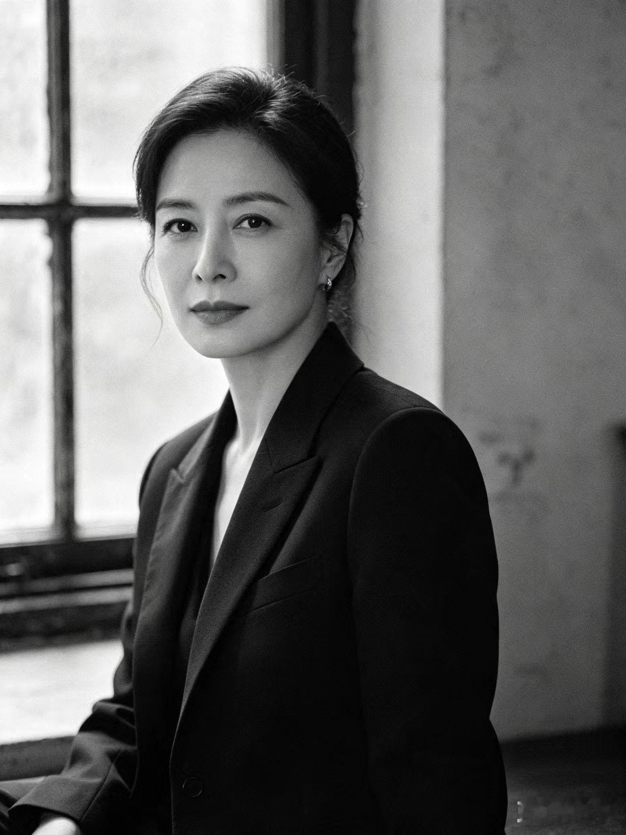 周迅自带故事感的眼眸，在光影交错之间，清冷、灵动、从容融为一体。
不刻意的姿态，
