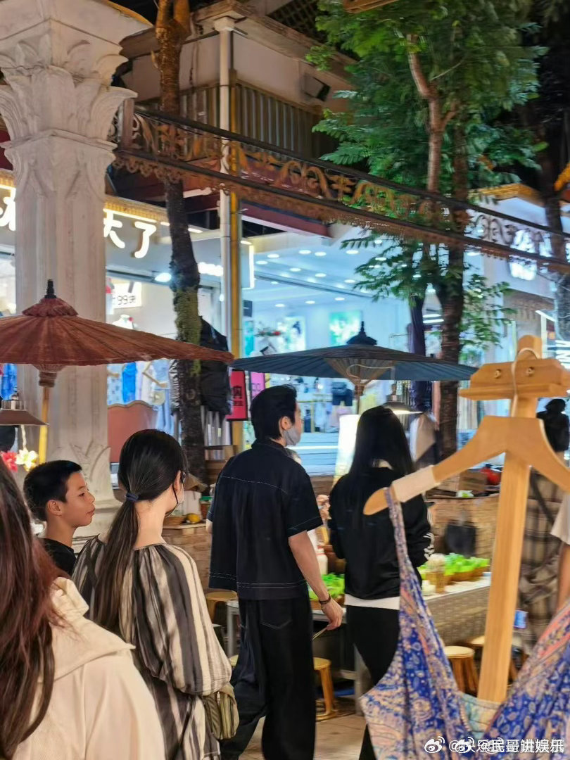 向佐 向佑 直播间销售额亮眼，向佐收获流量却不忘带上弟弟，希望借助镜头让沉寂许久