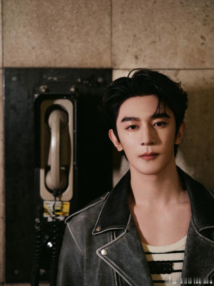 夏之光脸和身材各长各的 夏之光这个长相配这个身材真的太犯规了，脸看着那么干净清爽