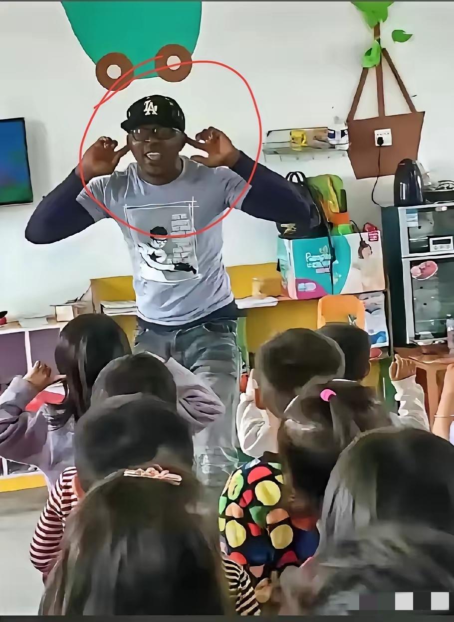 幼儿园来了黑人外教，家长直接退学？这事最近在网上吵得快掀翻天了！有人说家长太极端