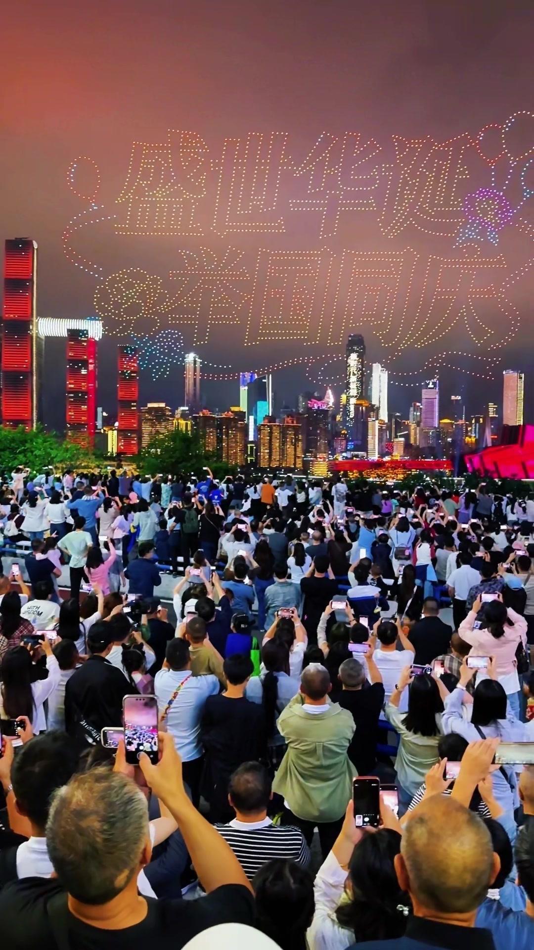 上百架无人机在夜空排列出璀璨画面，流光溢彩的编队变幻出满是心意的祝福，氛围感直接