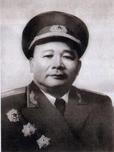 1929年他领导黄陂县"年关暴动"，带着一千多人打开土豪粮仓，穷苦百姓终于吃上几