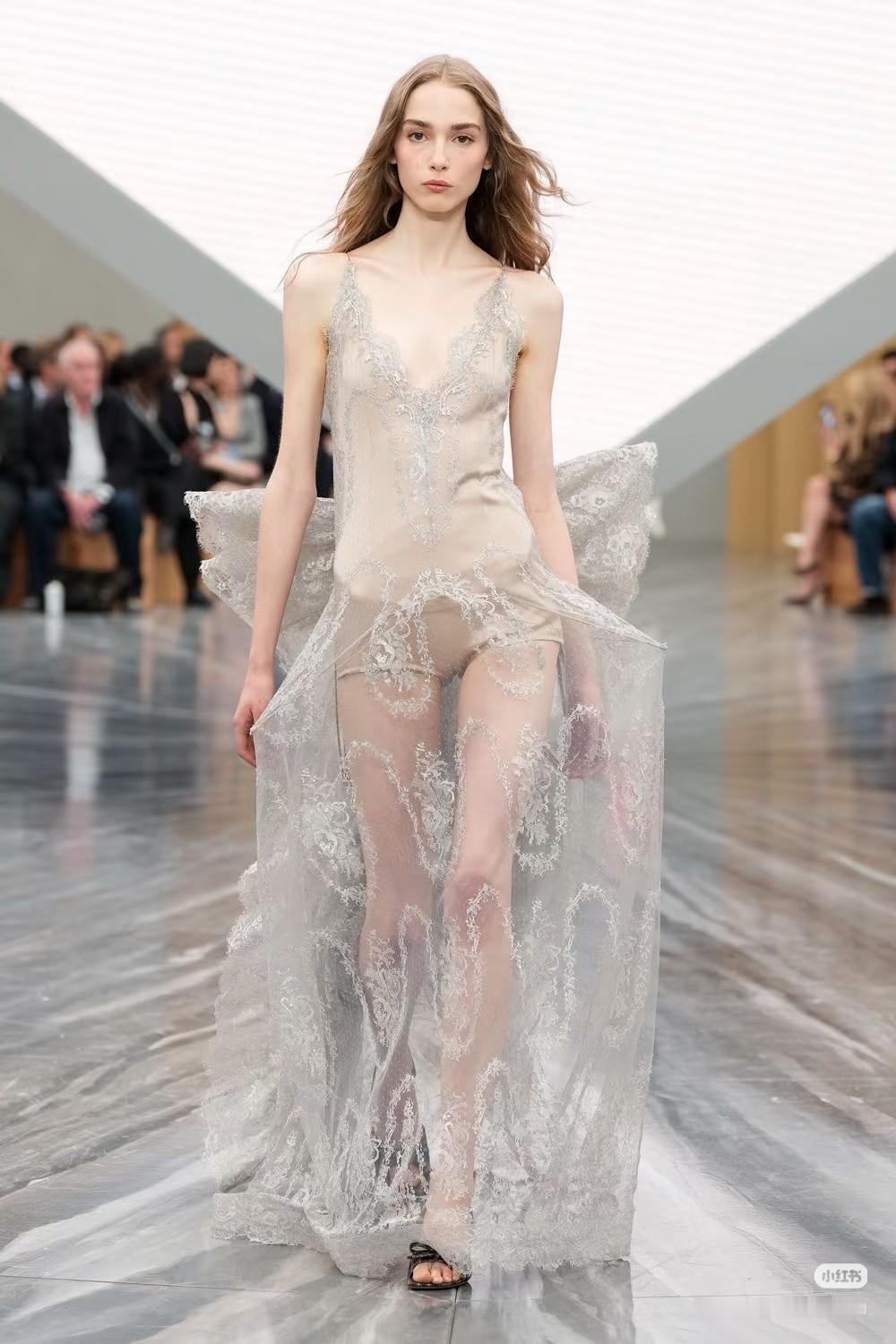 Dior 2026春夏这条很多人喜欢蝴蝶裙已经被穿了，但感觉上身效果很一般？ ​