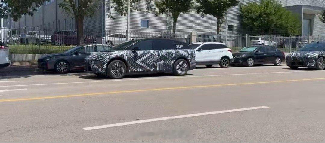 理想i6纯电大五座谍照曝光，预计九月见，设计实用又带感，期待值拉满~ ​​​