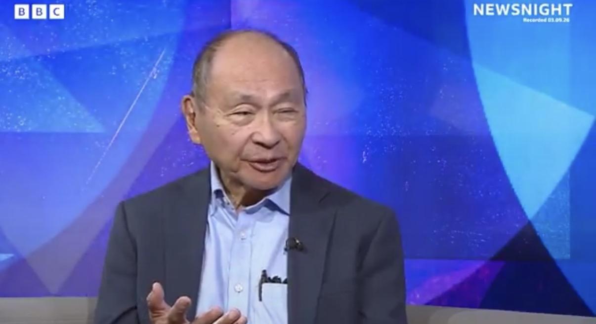 日裔美籍知名政治学者弗朗西斯·福山今天接受采访时说：“美国总统特朗普曾亲苏，然后