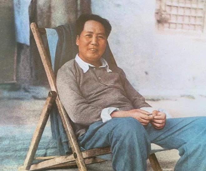 1928年，八角楼里，毛主席正专注办公。这时，两位农民兴致勃勃地拎着两条大狗鱼前
