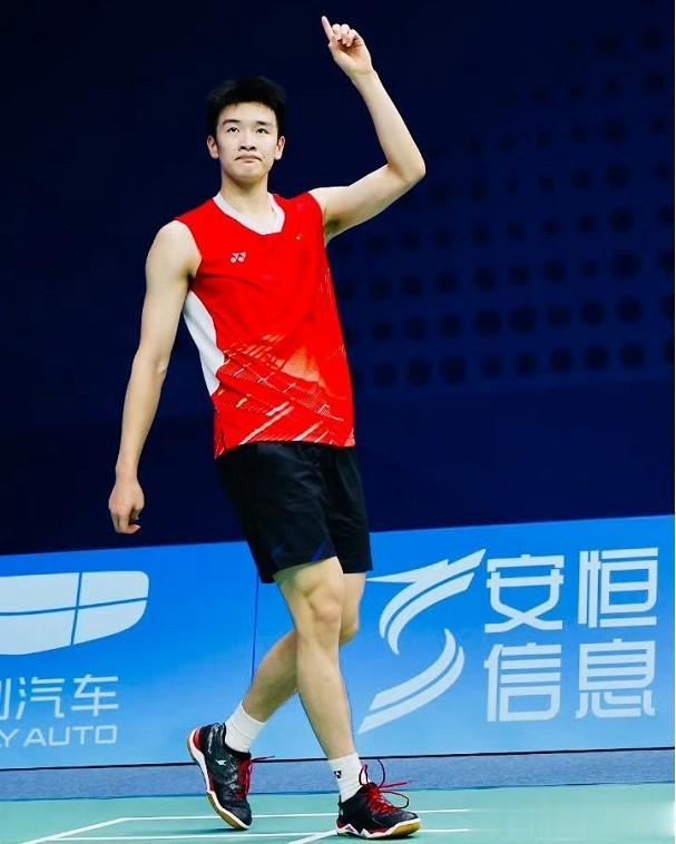 2-0！亚运会不败男神，李诗沣打破魔咒，男单决赛静待石宇奇！
在今天的男单半决赛