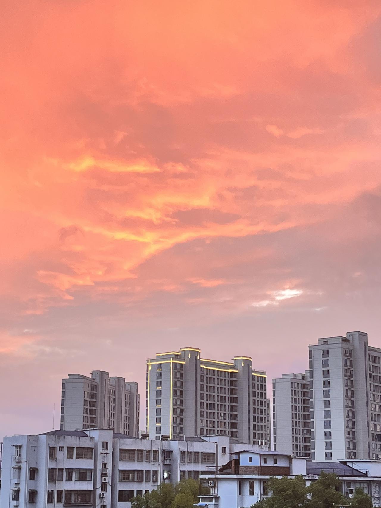 落日熔金，城市温柔

傍晚抬头，撞见一场盛大的浪漫。整片天空被晚霞染成橘子汽水色