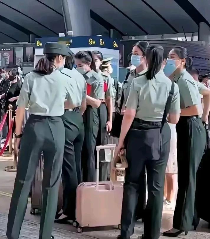 看到这张图片，不禁有一个疑问，为什么这群女兵可以扎如此长的头发呢？
车站候车厅，