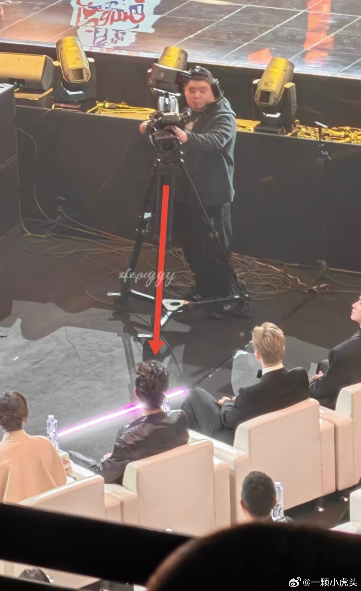 东方卫视给肖战搞了个专属机位品质盛典的气氛开关 