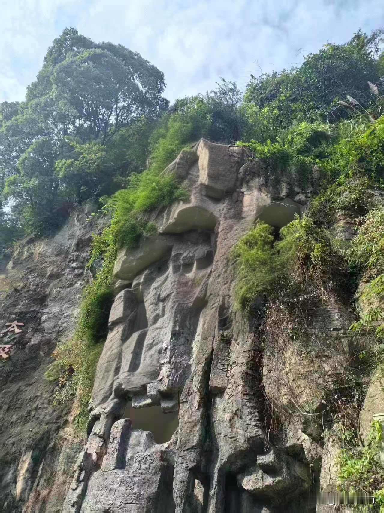 石壁悬崖，云雾缭绕。悬崖上的仙境 绝壁上的风景 高山悬崖路景 悬崖上的古寺 绝美