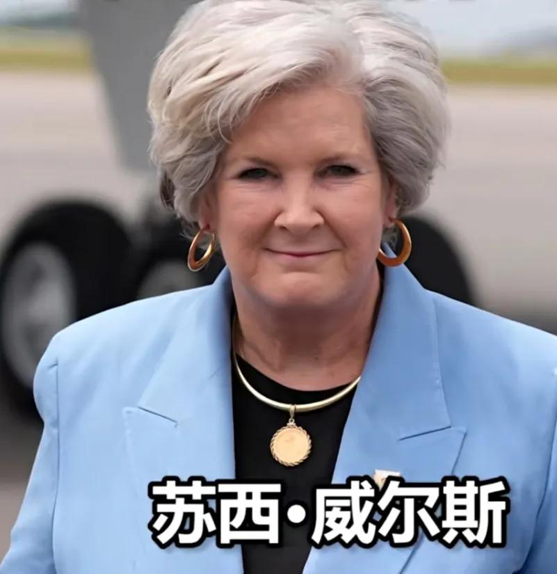 特朗普先生近日盛赞其幕僚长——苏西.威尔斯为“世上最有权势的女人”，宣称她“一个