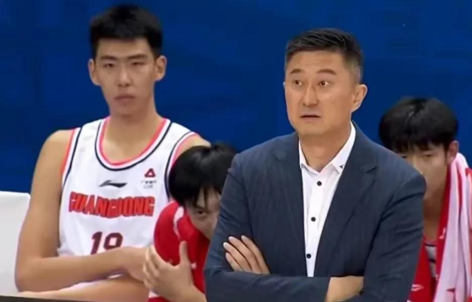 广东116-111天津！杜峰万万没想到，不可思议的5个：
1.用“眼神”防守，杜