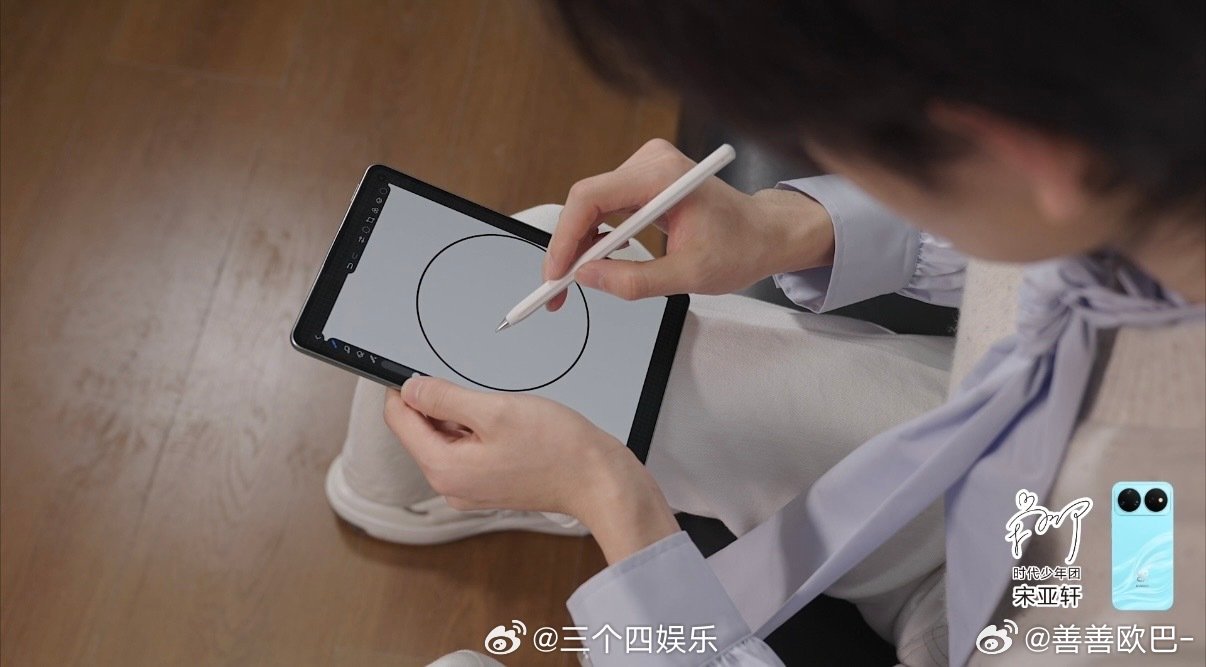 宋亚轩画的是精灵球吗 精灵球本球看了都要愣一下。但他那对小耳朵画得太妙了，原本平