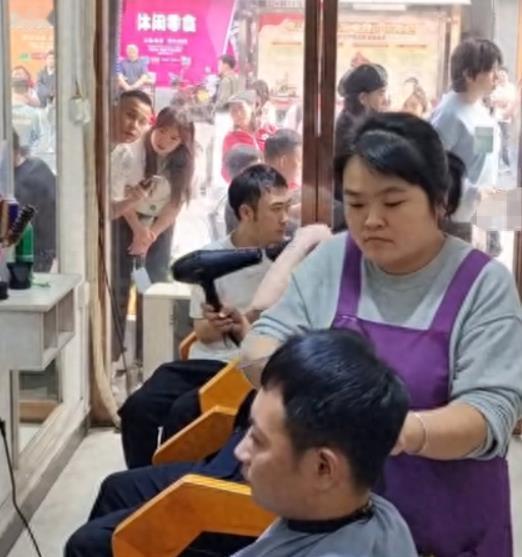 发型师晓华被同行抵制，嘲讽她是农村大妈扰乱市场。
 
其实那些托尼不是听不进去。
