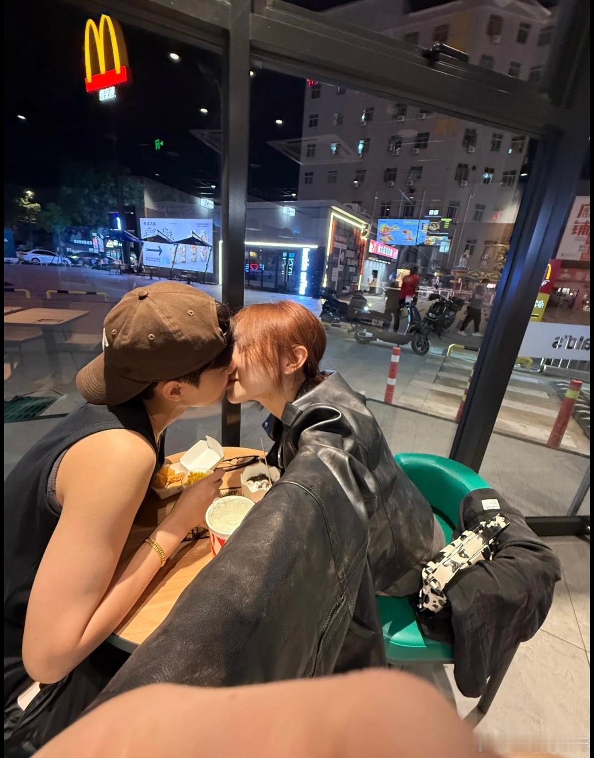 在麦当劳里偷偷幸福 ​​​