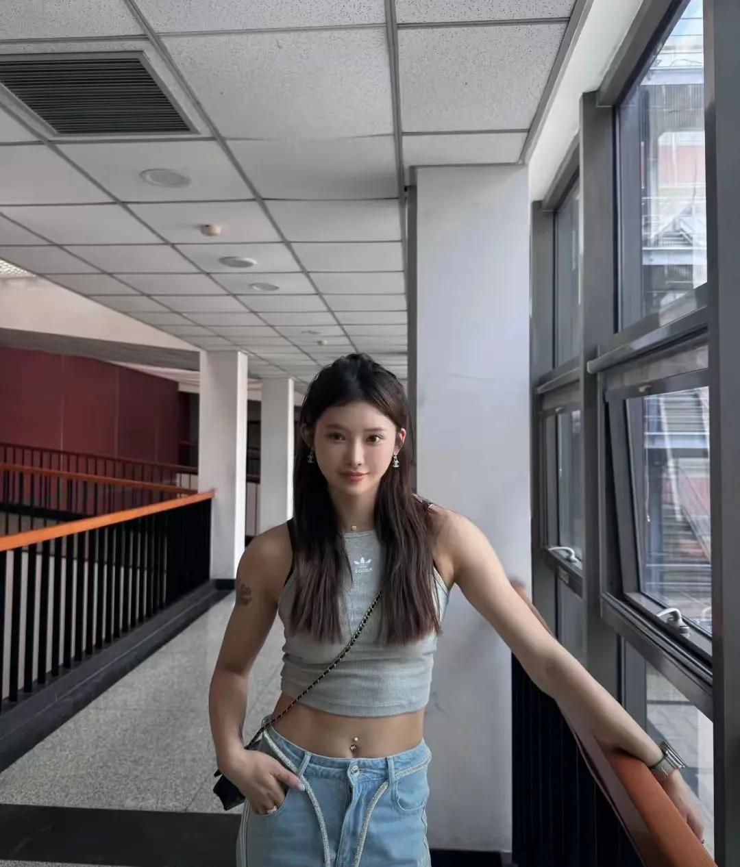 吴艳妮往北京体育大学门口一站
形象立马高大上起来
没想到她的学历也这么棒
瞬间魅