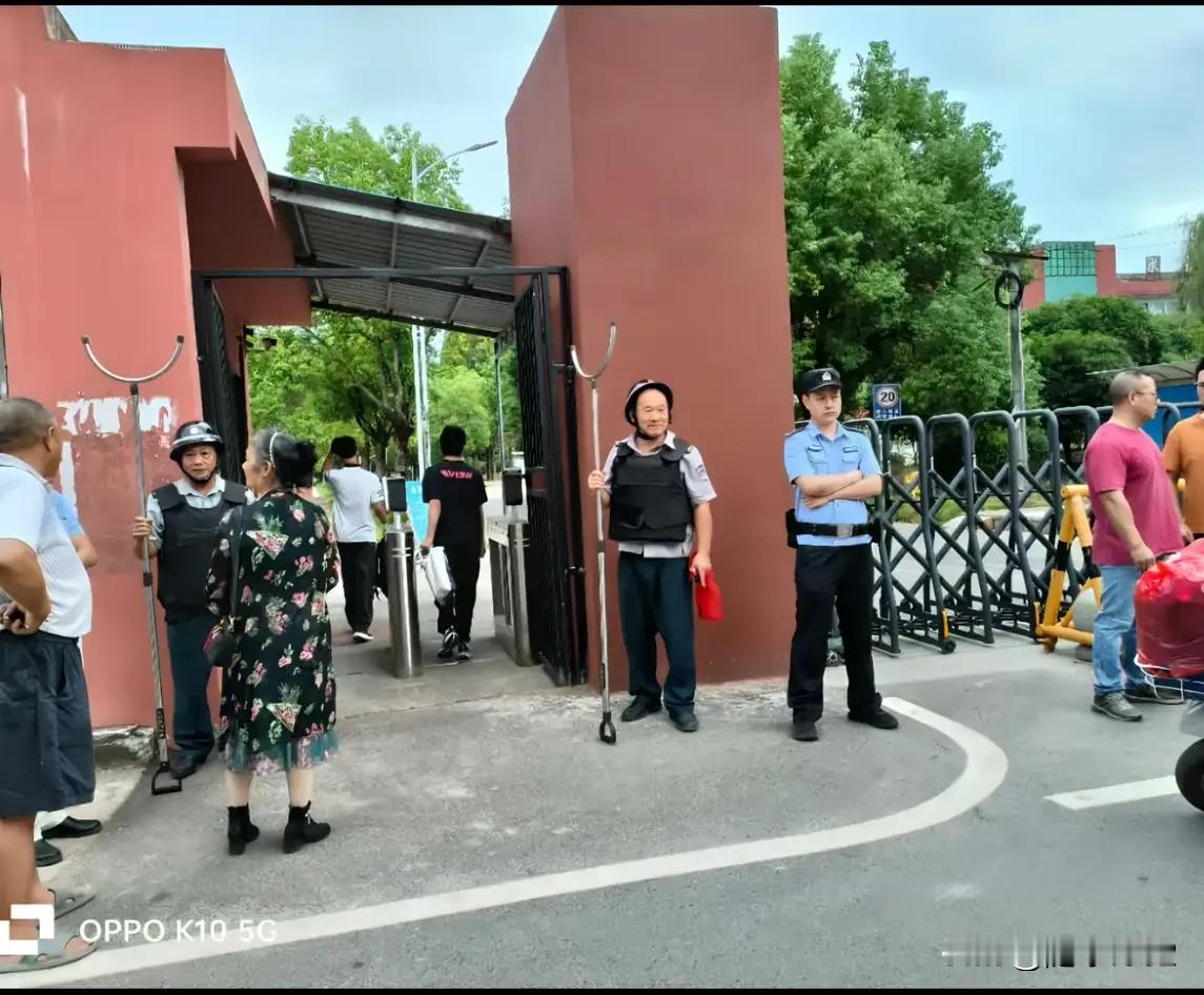新的学期开始了，学校大门口戒备森严，如临大敌，这安保措施太到位了吧，吓🉐胆小的