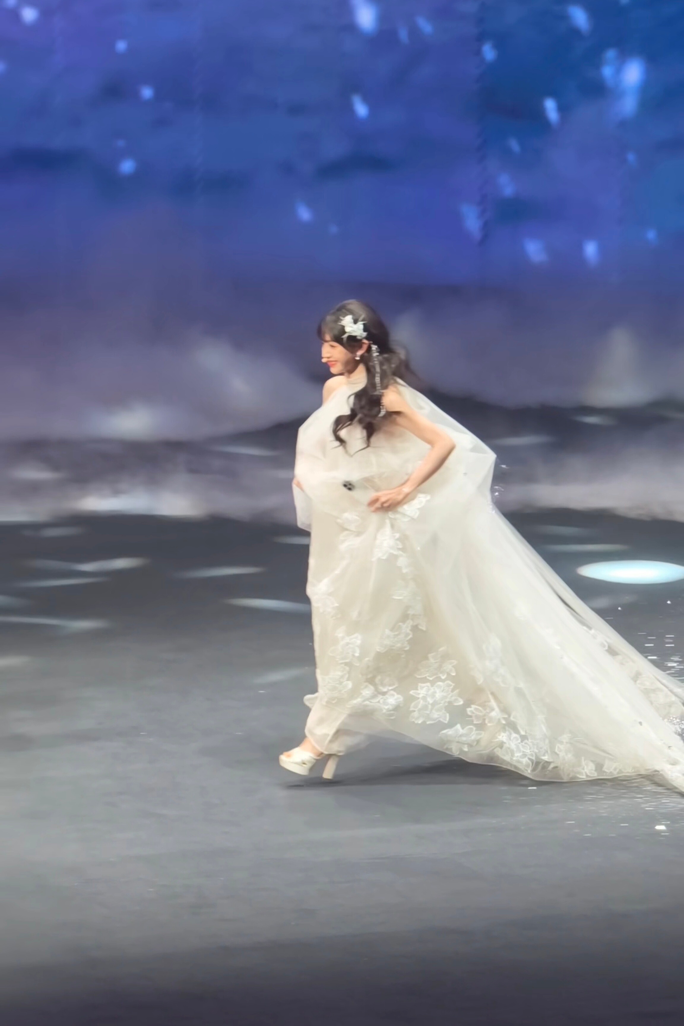 田曦薇跑步的神昨天vivo发布会现场实拍的几张Live图跑起来表情完全不崩 颜值