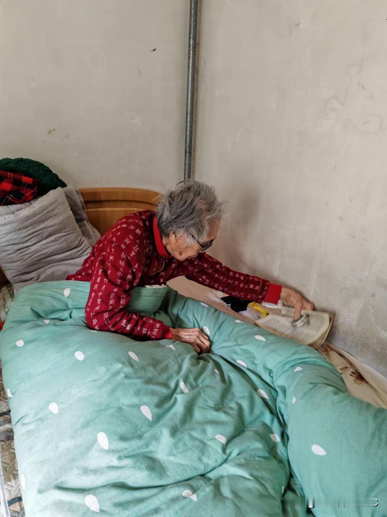 过了年，姑姑就满百岁了。
她的养老方式很简单，就是老两口自己过，最后剩一个人，也