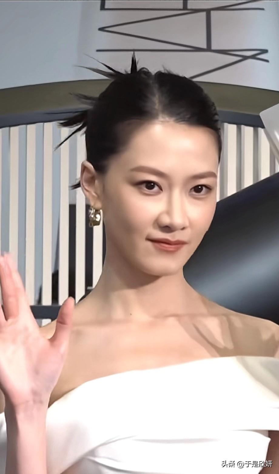 金像奖影后大热门！廖子妤白衣封神，气场全开太绝了
 
这状态真的杀疯了！廖子妤近