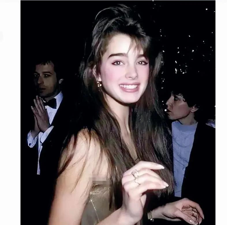 波姬·小丝，美貌曾被誉为世界第八大奇迹，成为了80年代的影视女神。不仅仅因为她的