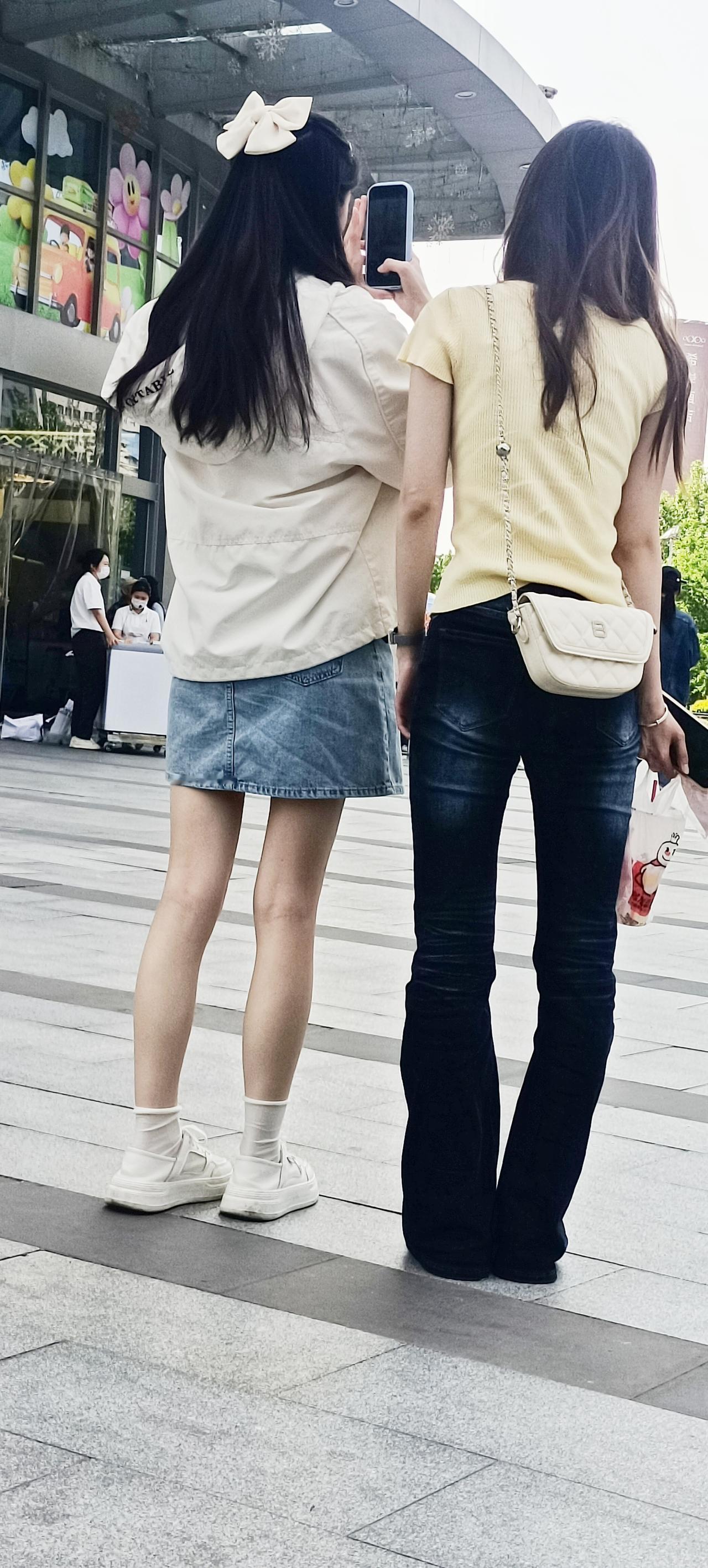 初夏的牛仔短裙有哪些美女让人过目难忘？