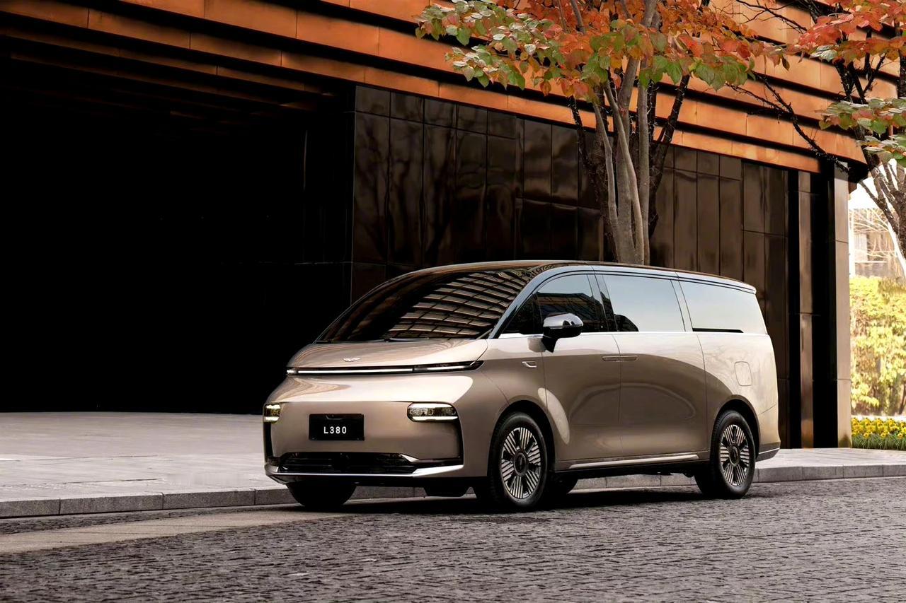 LEVC L380计划于6月25日上市，据小道消息其售价或高于60万，新车定位为