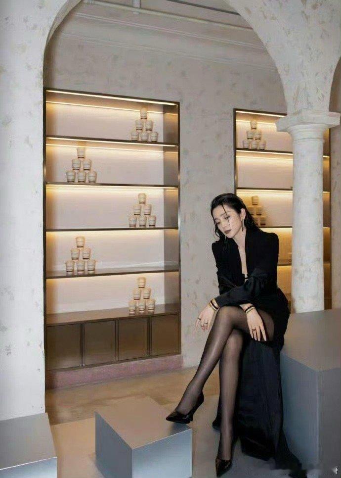 李冰冰 什么时候转行当模特 感觉她对自己的形象管理非常严格。状态一直保持得这么好