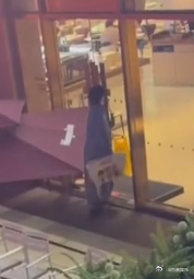 左奇函陈奕恒李煜东去了一家冰淇淋店 路人抓拍到左奇函陈奕恒李煜东，一同去往冰淇淋