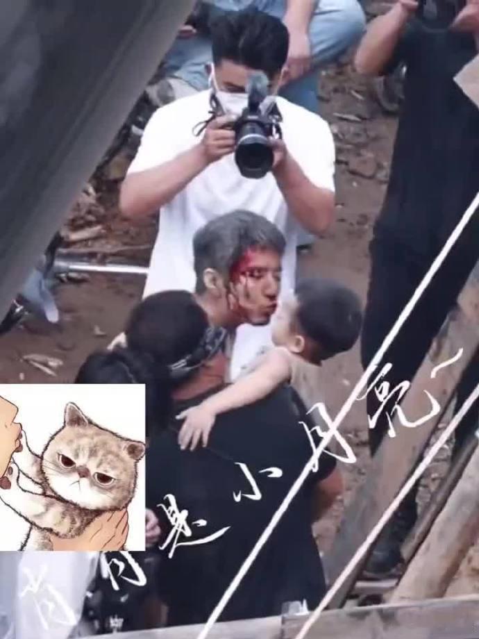 好惨的肖战肖战战损血痕妆亲亲小孩 好惨的肖战，肖战战损血痕妆亲亲小孩，咱就说这个