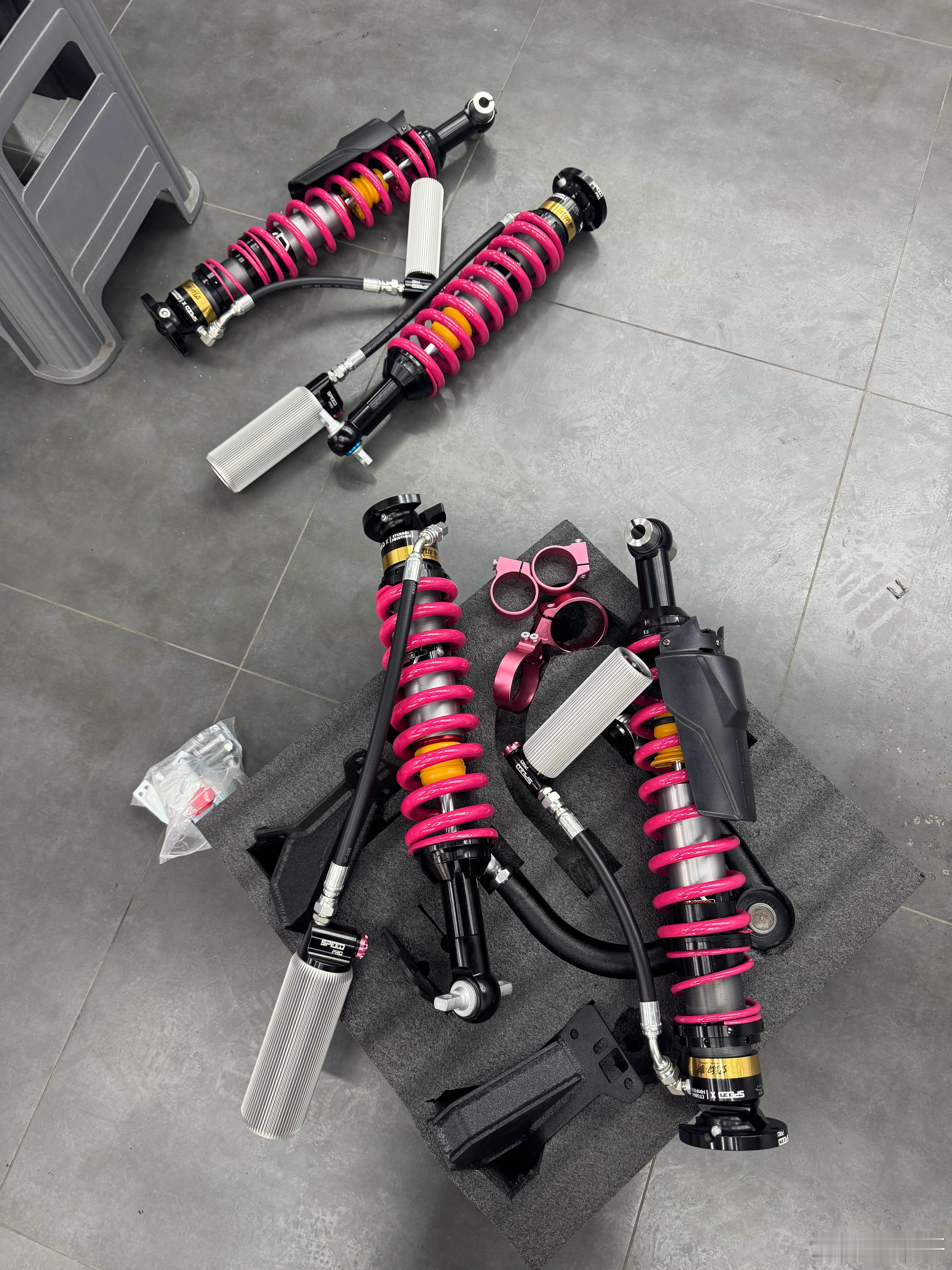 1087X粉色定制的SPEEDPRO IPB减震器+ES两寸宽臂底盘套件上身。借