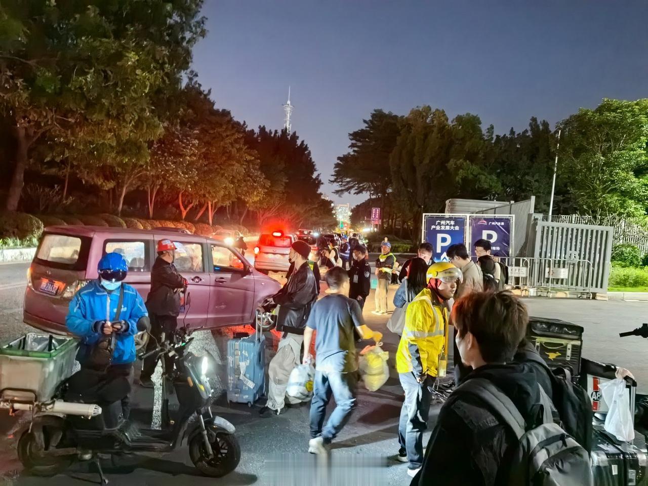 展馆出来人比较多，不好打车。
距离下一个目的地三公里左右，果断扫了一辆共享单车。