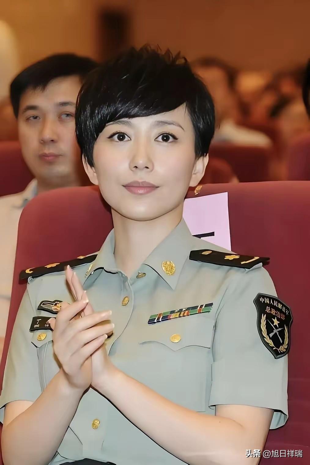 她14岁考上大学，20岁放弃了国航铁饭碗去考表演，父母气得要断绝关系，26年后她