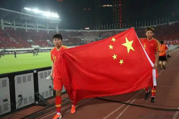 中超国内球员年薪不得超500万
500万对普通打工人来说确实是“天文数字”：月薪