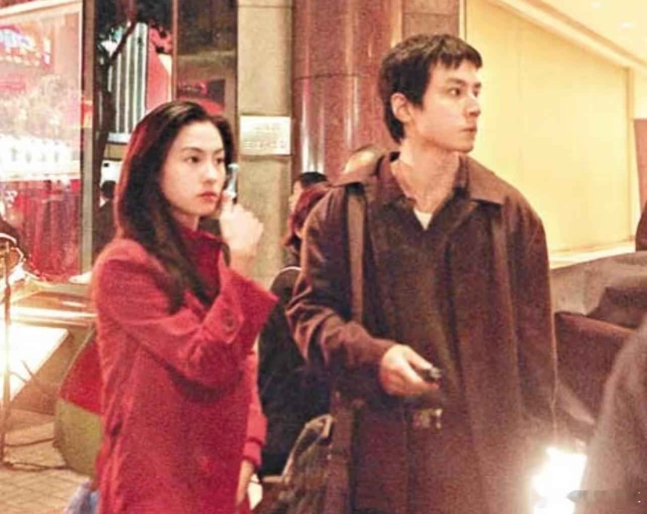 张柏芝、吴彦祖在拍摄《旺角黑夜》时的片场照，神颜合作太养眼。 ​​​