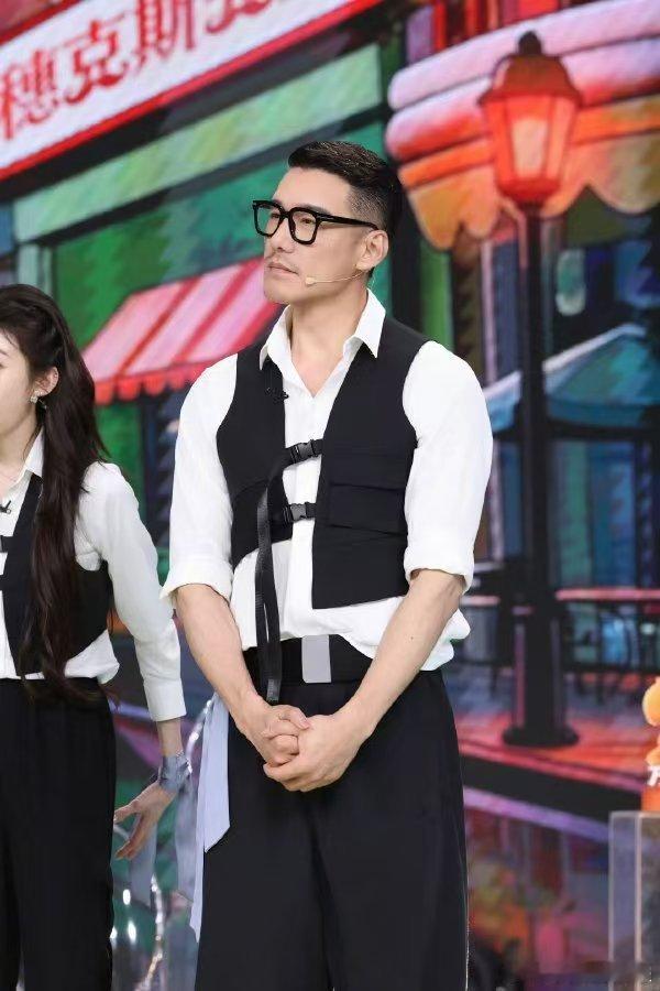 胡兵的秀场办到好六街 不愧是顶级超模胡兵！黑白西装亮相好六街，每一步都走出秀场大