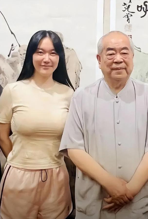 范曾的继子范仲达是不是有点引狼入室呢？
如果没有范仲达引荐，徐萌应该不会认识范曾